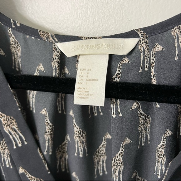 V neck shirt with Giraffe pattern - Picture 4 of 4
